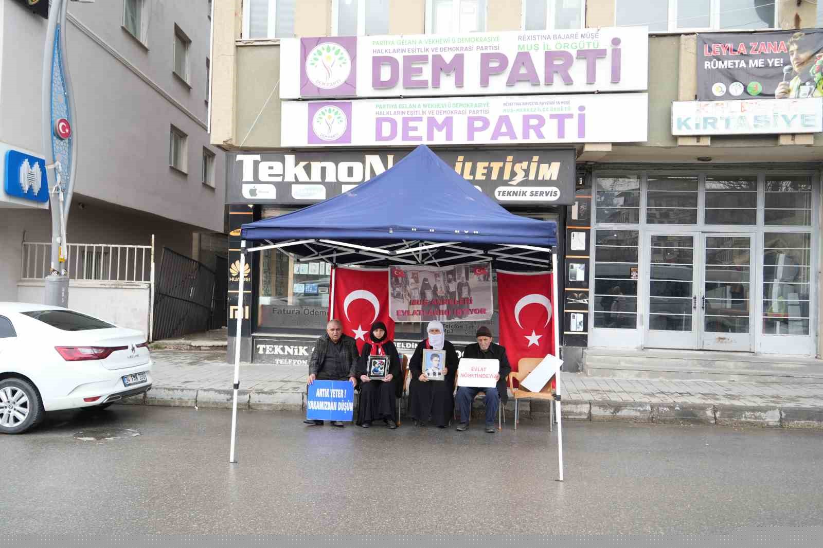 Muş’ta evlat nöbeti devam ediyor
Muş’ta evlat nöbeti devam ediyor