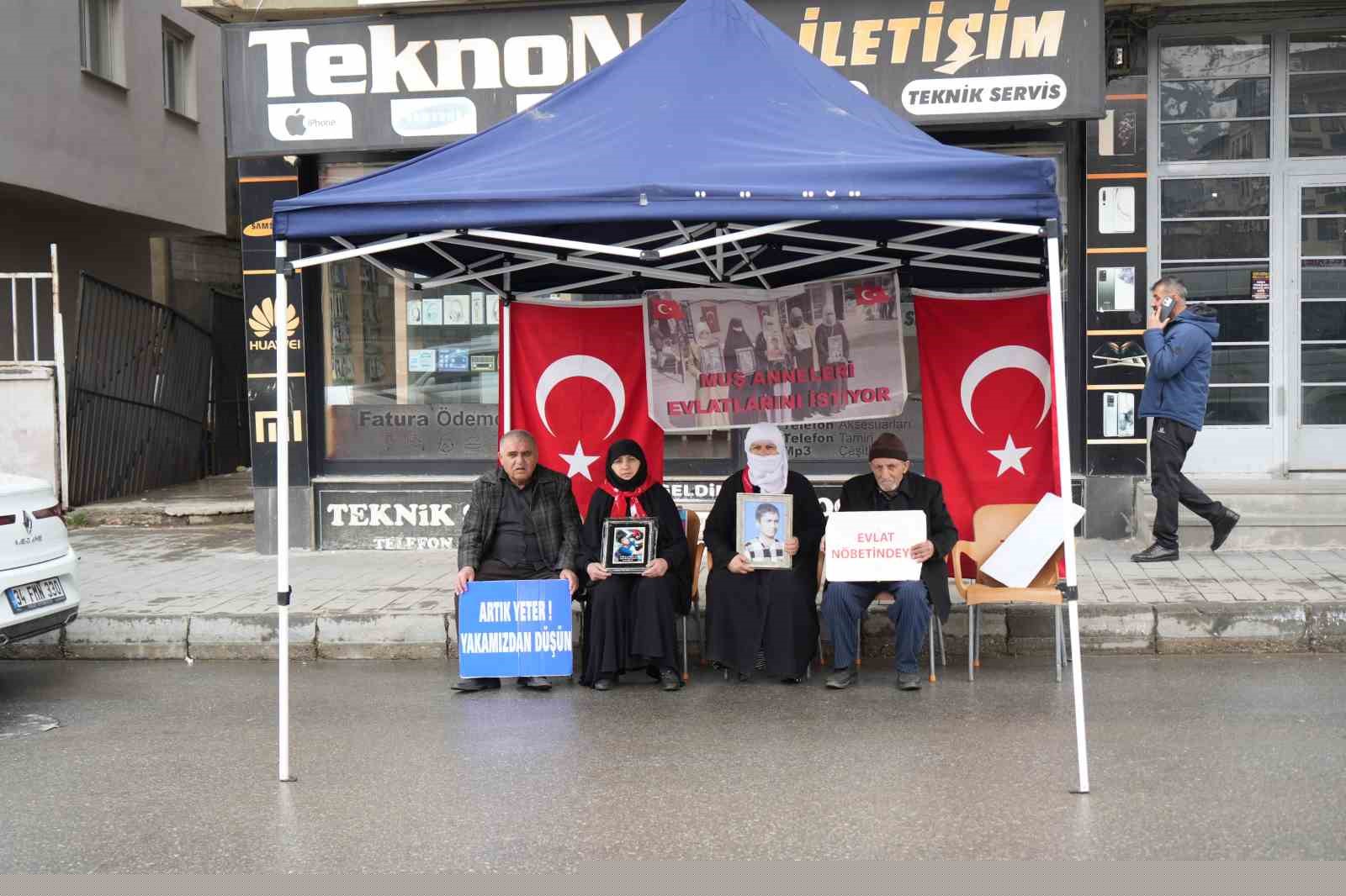 Muş’ta evlat nöbeti devam ediyor
Muş’ta evlat nöbeti devam ediyor