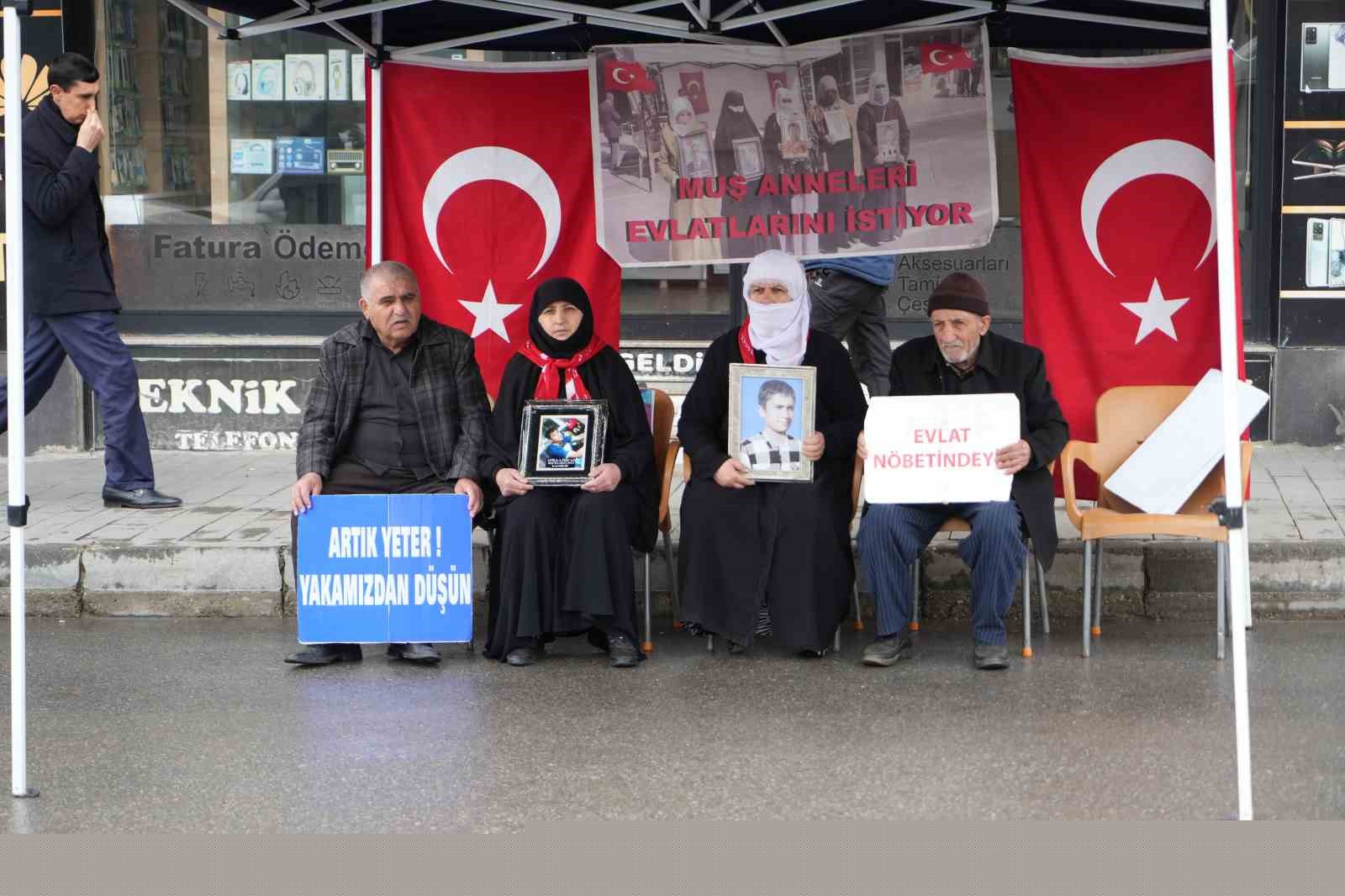 Muş’ta evlat nöbeti devam ediyor
Muş’ta evlat nöbeti devam ediyor