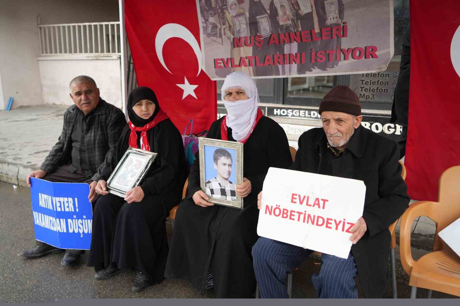 Muş’ta evlat nöbeti devam ediyor
Muş’ta evlat nöbeti devam ediyor