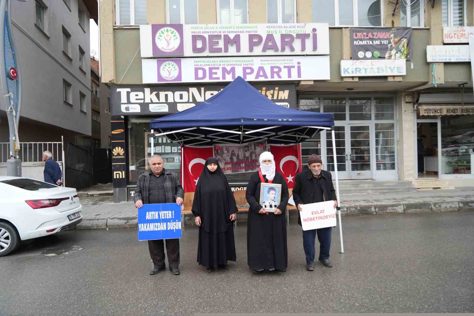 Muş’ta evlat nöbeti devam ediyor
Muş’ta evlat nöbeti devam ediyor