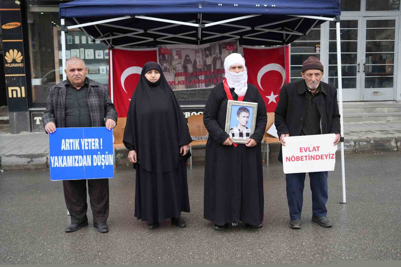 Muş’ta evlat nöbeti devam ediyor
Muş’ta evlat nöbeti devam ediyor