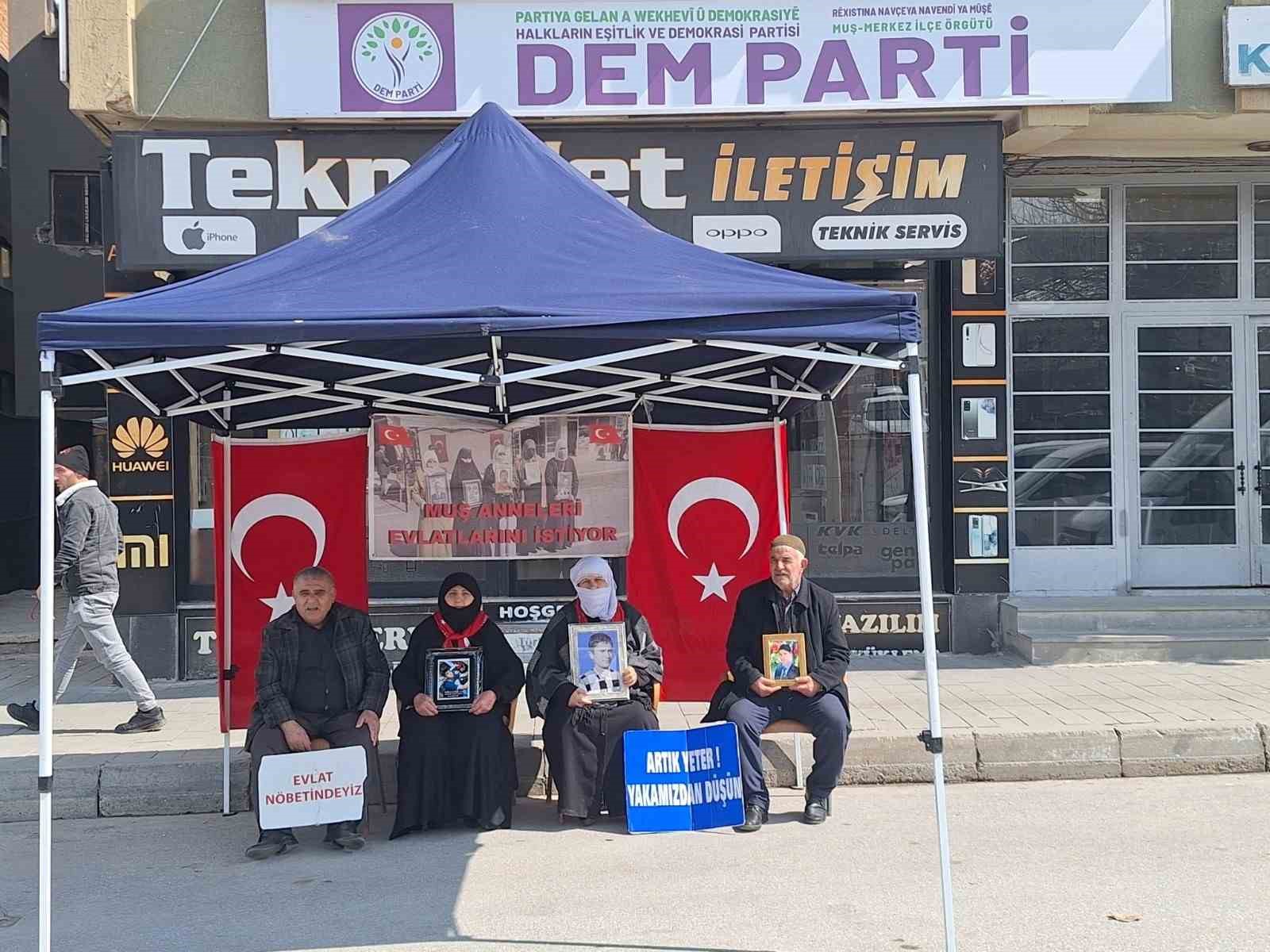 Muş’ta evlat nöbeti sürüyor
