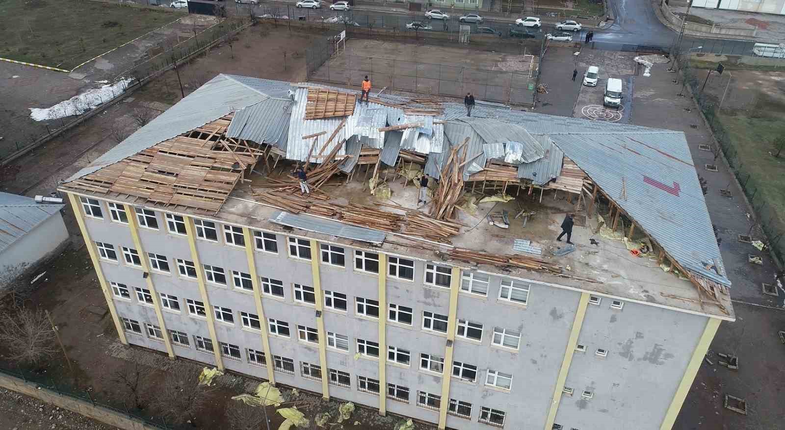 Muş’ta fırtına okul çatısını uçurdu: Eğitime ara verildi
