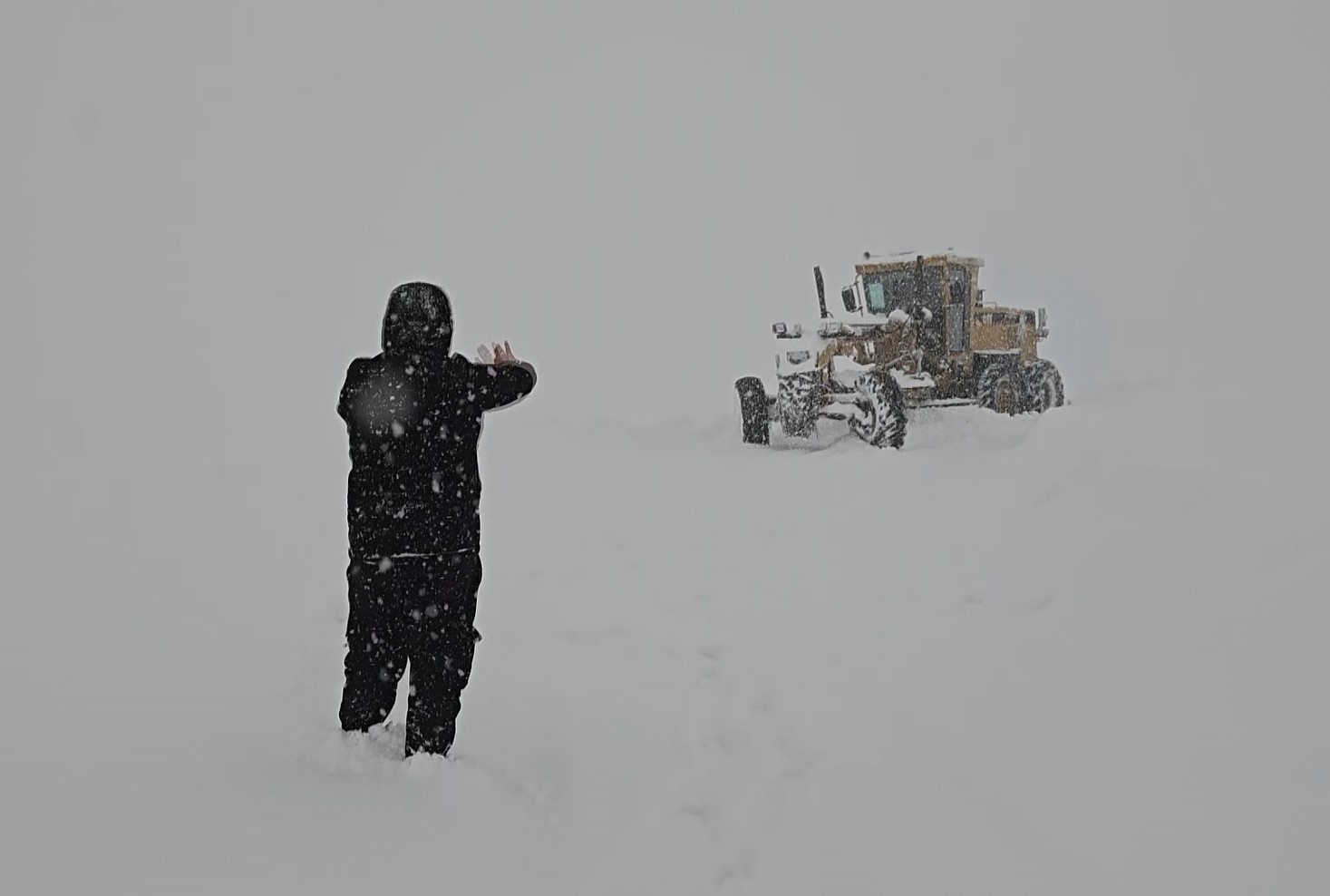 Muş’ta gazeteciler yürüyerek iş makinesine yolu tarif etti
