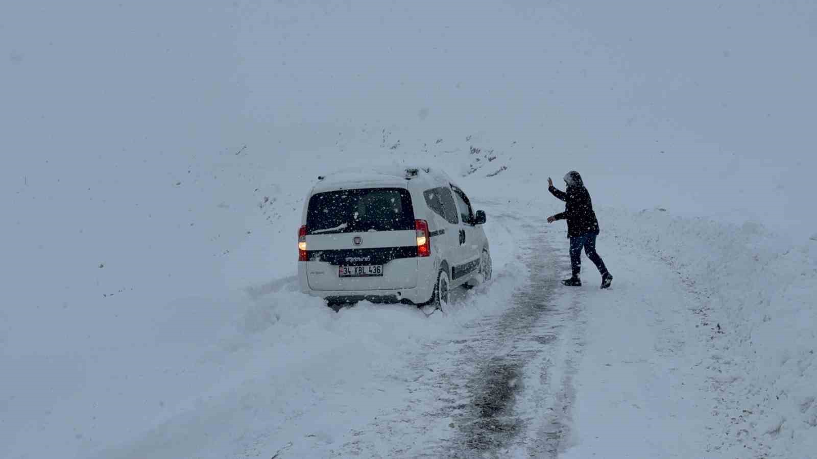 Muş’ta gazeteciler yürüyerek iş makinesine yolu tarif etti
