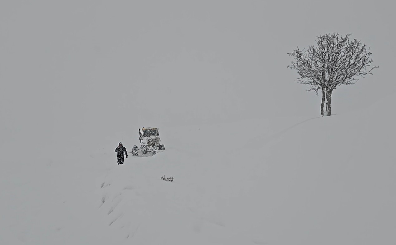 Muş’ta gazeteciler yürüyerek iş makinesine yolu tarif etti
