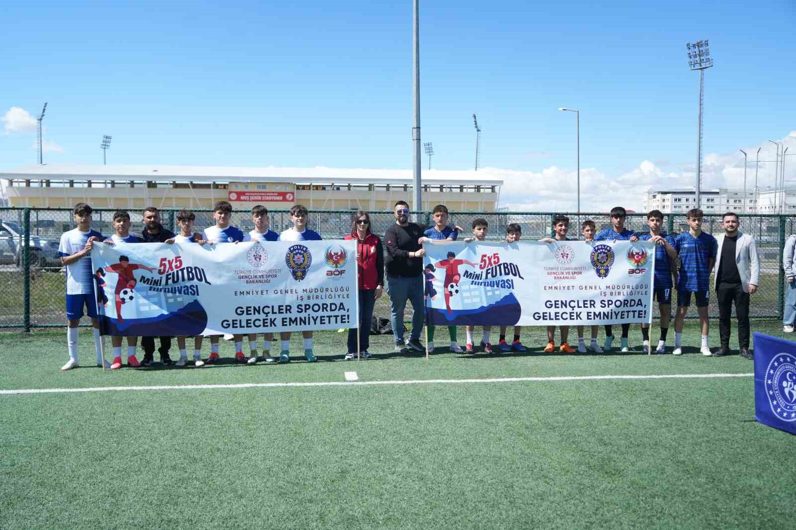 Muş’ta "Gençler Sahada, Gelecek Emniyette" turnuvası başladı
Muş’ta "Gençler Sahada, Gelecek Emniyette" turnuvası başladı