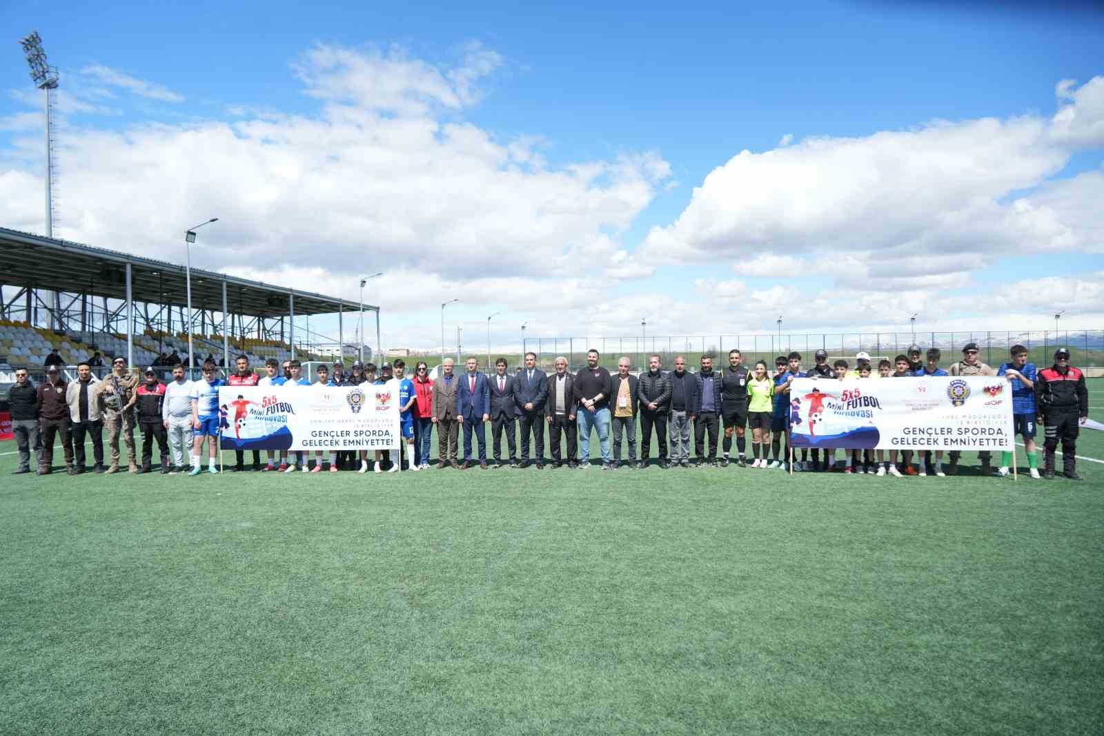 Muş’ta "Gençler Sahada, Gelecek Emniyette" turnuvası başladı
Muş’ta "Gençler Sahada, Gelecek Emniyette" turnuvası başladı