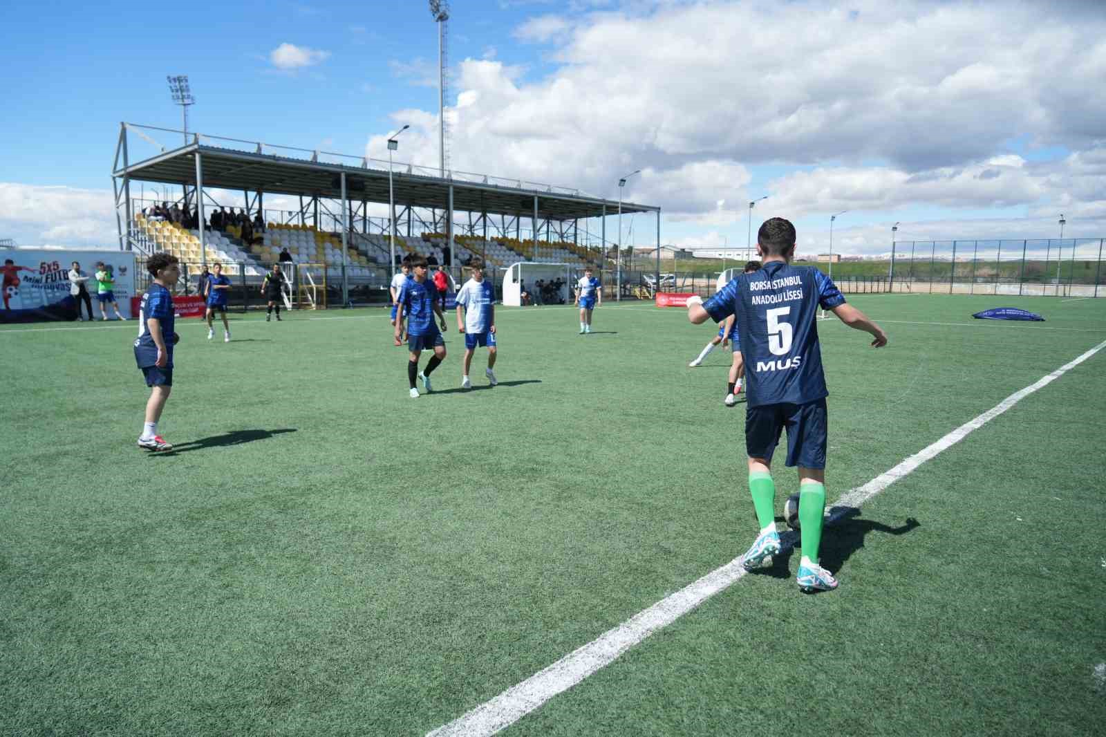Muş’ta "Gençler Sahada, Gelecek Emniyette" turnuvası başladı
Muş’ta "Gençler Sahada, Gelecek Emniyette" turnuvası başladı