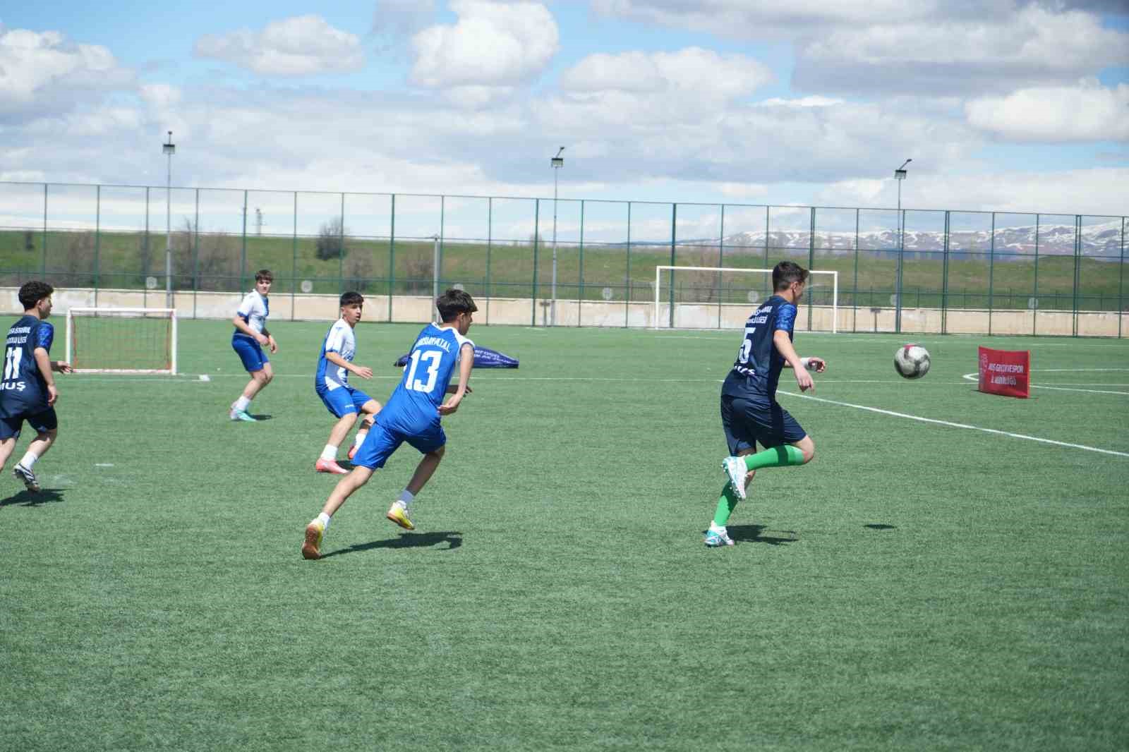 Muş’ta "Gençler Sahada, Gelecek Emniyette" turnuvası başladı
Muş’ta "Gençler Sahada, Gelecek Emniyette" turnuvası başladı