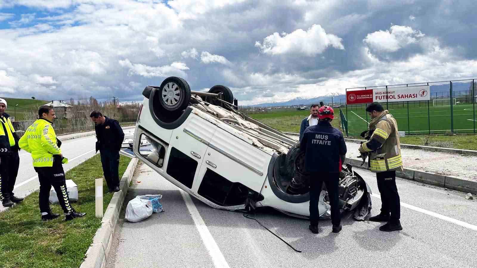 Muş’ta hafif ticari araç takla attı: 1 yaralı
