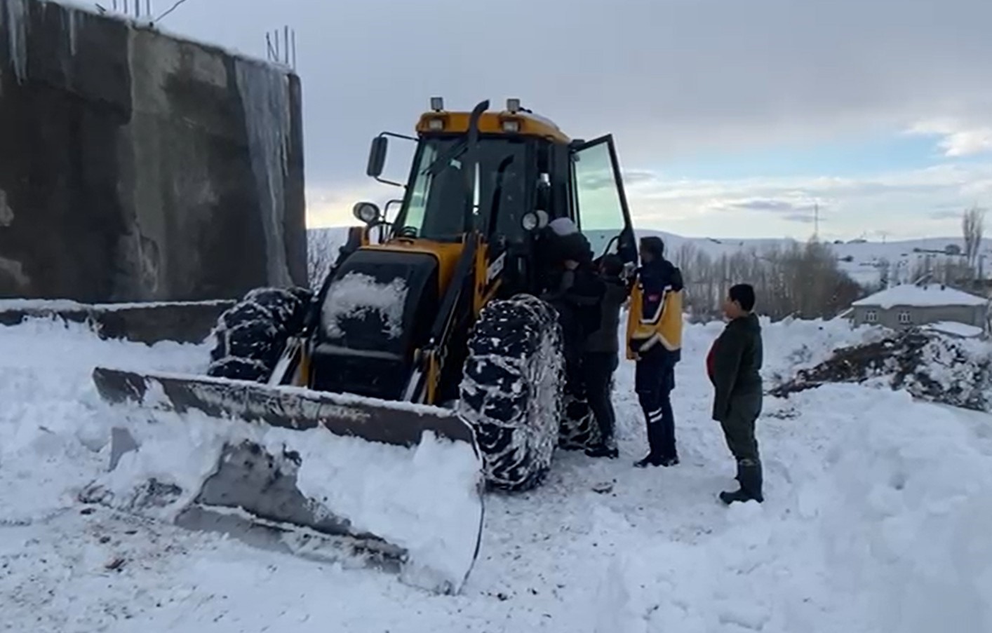 Muş’ta hasta, ambulansa iş makinesiyle ulaştırıldı

