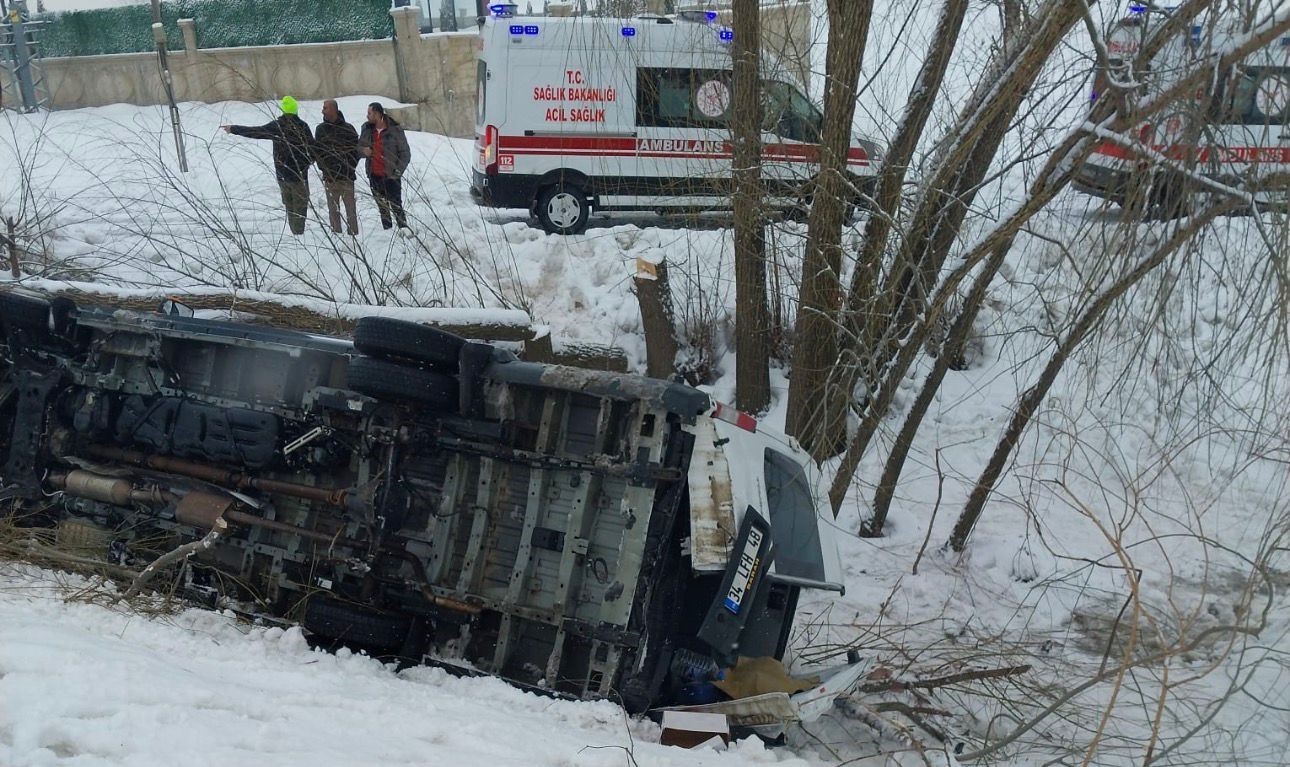Muş’ta işçi servisi şarampole yuvarlandı: 6 yaralı

