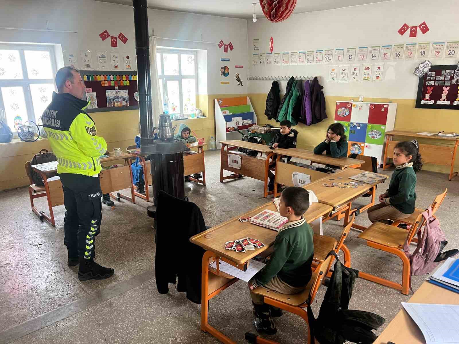 Muş’ta jandarmadan çocuklara trafik eğitimi
