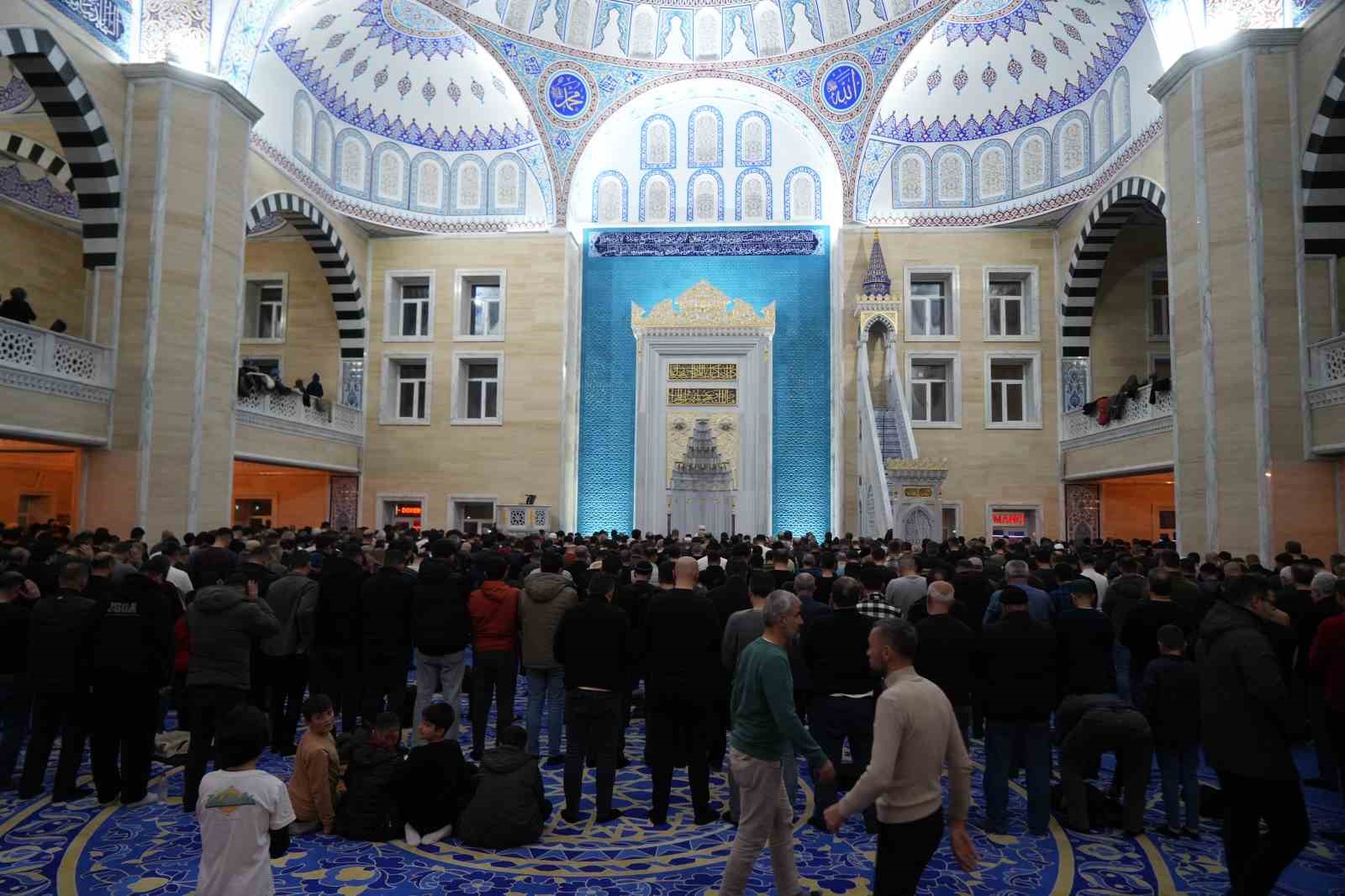 Muş’ta Kadir Gecesi dualarla idrak edildi
