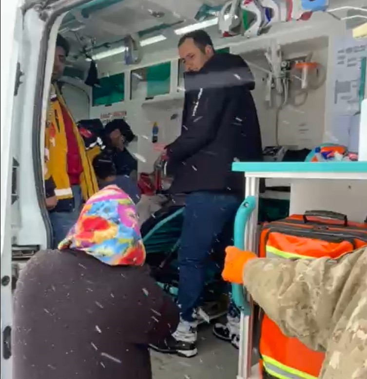 Muş’ta kapalı köy yollarında mahsur kalan hastalar ekiplerce kurtarıldı

