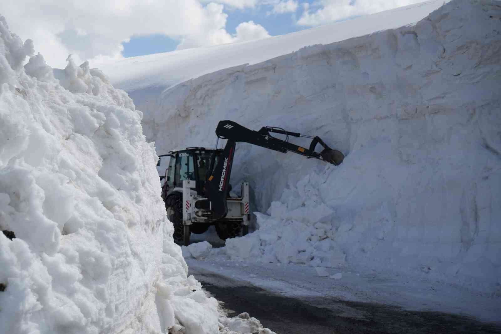 Muş’ta kar kalınlığı 6 metreyi aştı
Muş’ta kar kalınlığı 6 metreyi aştı