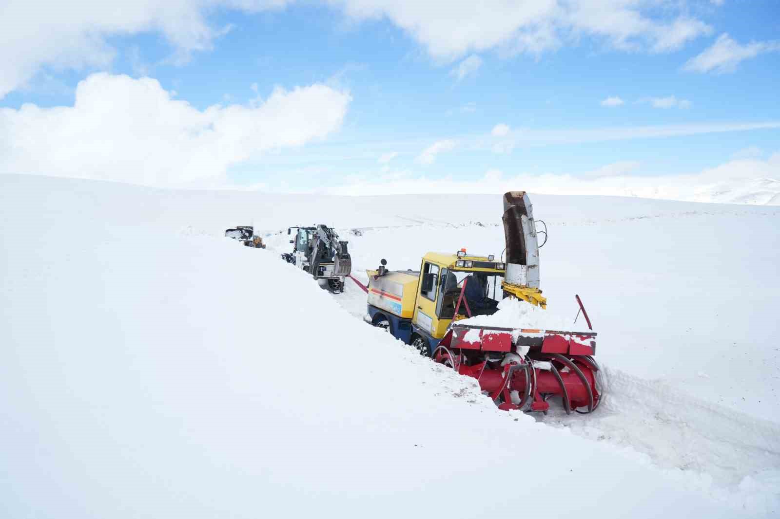 Muş’ta kar kalınlığı 6 metreyi aştı
Muş’ta kar kalınlığı 6 metreyi aştı