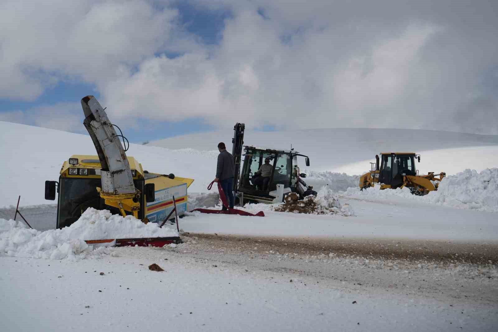 Muş’ta kar kalınlığı 6 metreyi aştı
Muş’ta kar kalınlığı 6 metreyi aştı