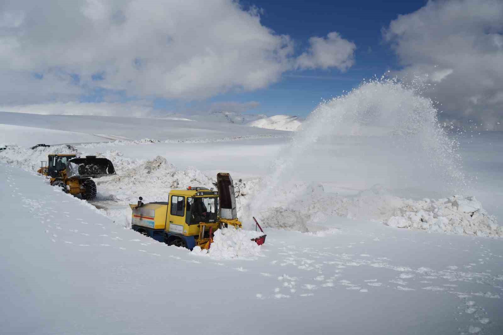 Muş’ta kar kalınlığı 6 metreyi aştı
Muş’ta kar kalınlığı 6 metreyi aştı