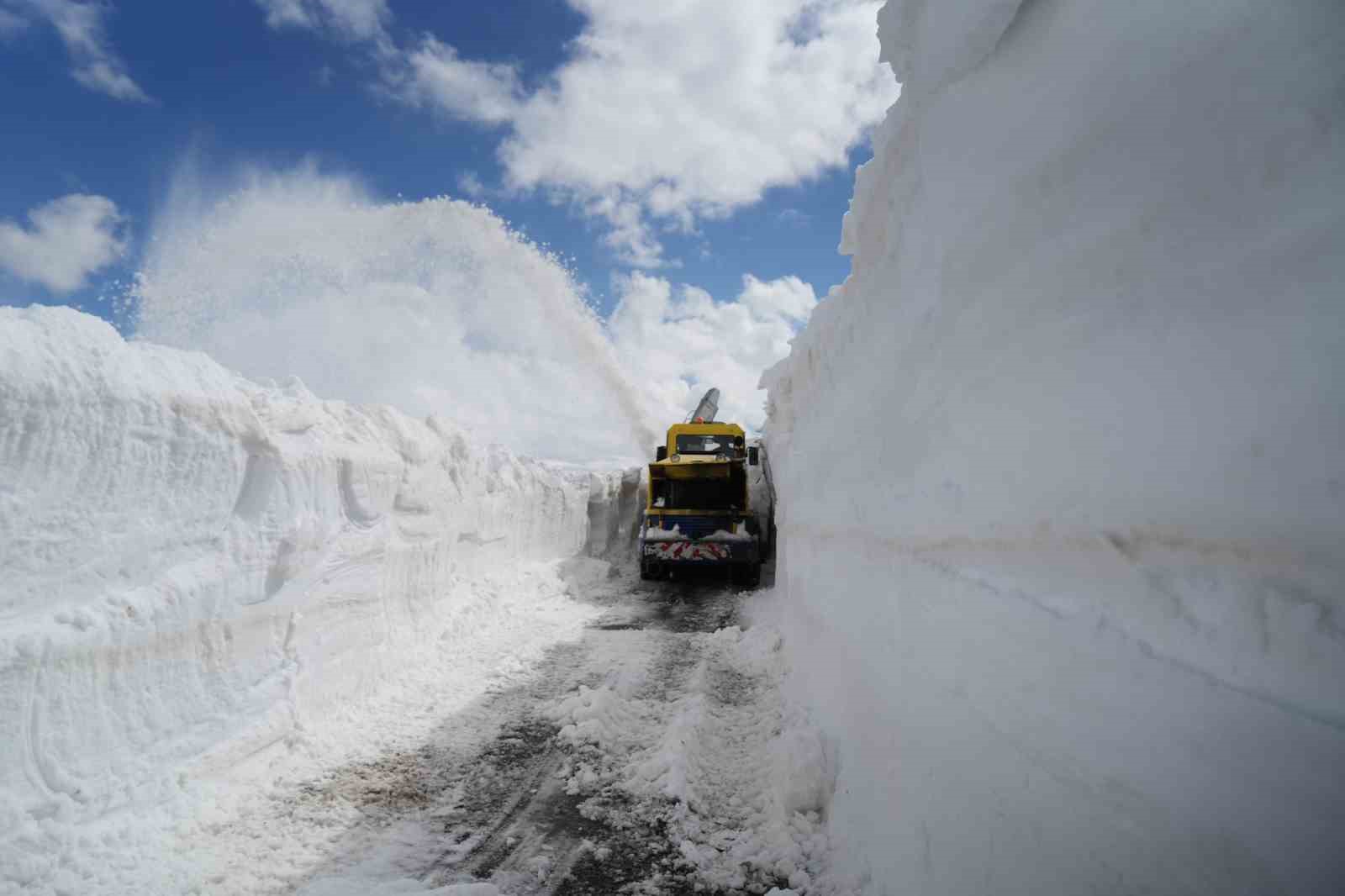Muş’ta kar kalınlığı 6 metreyi aştı
Muş’ta kar kalınlığı 6 metreyi aştı