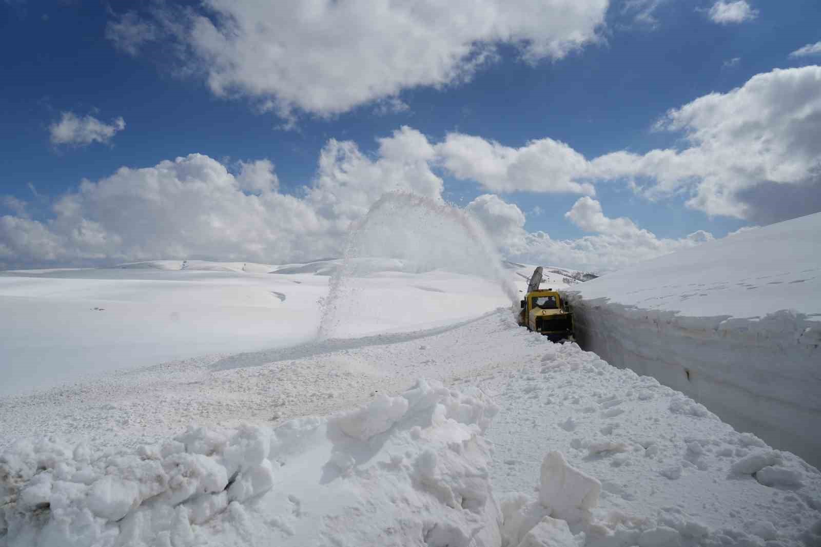 Muş’ta kar kalınlığı 6 metreyi aştı
Muş’ta kar kalınlığı 6 metreyi aştı