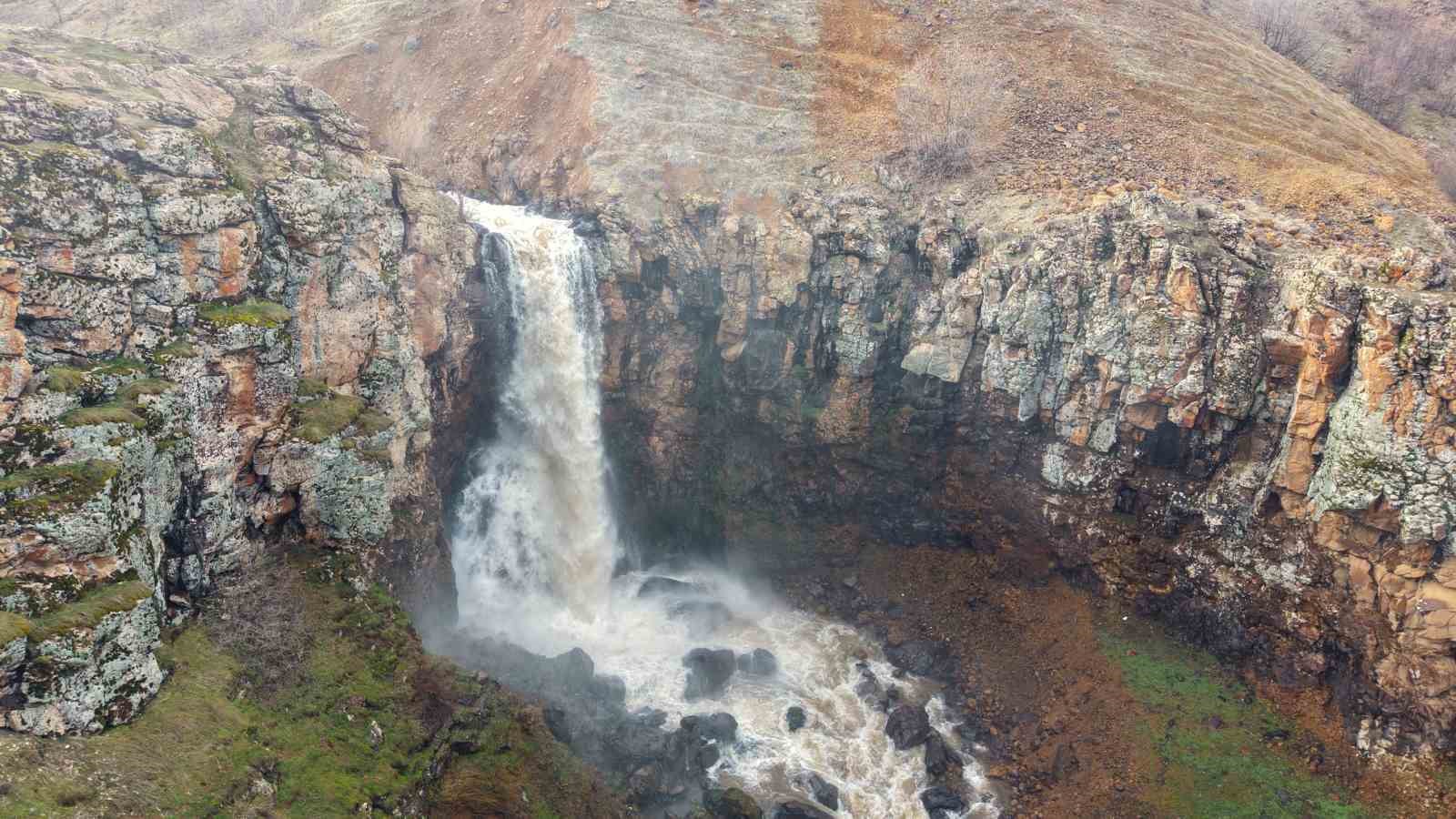 Muş’ta kar sularının erimesi ile şelale ve akarsular coştu
