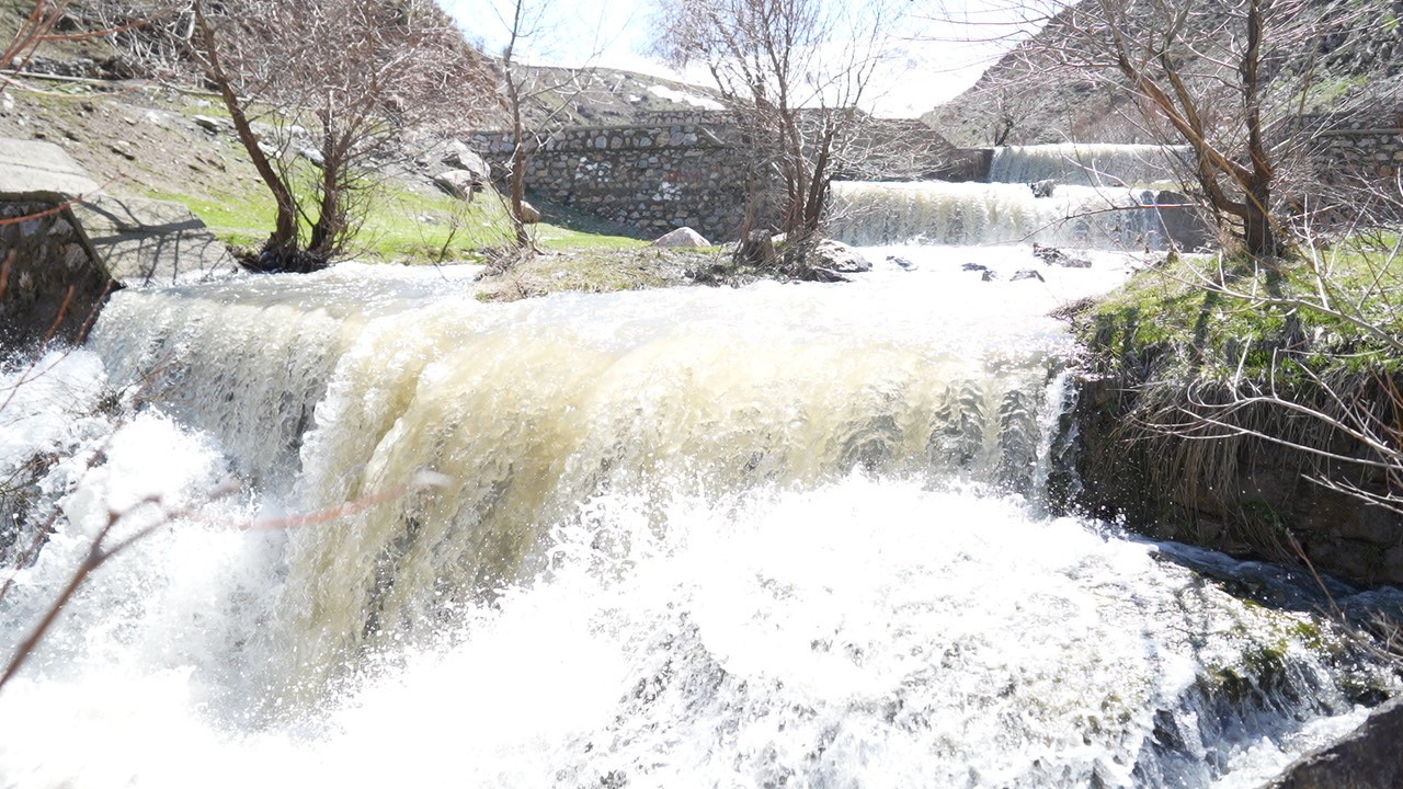 Muş’ta kar sularının erimesi ile şelale ve akarsular coştu
