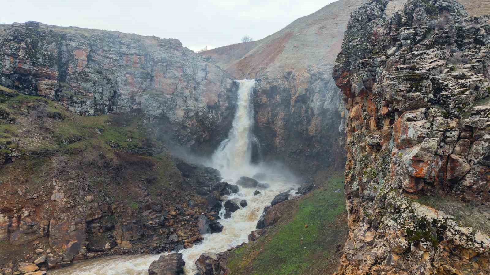 Muş’ta kar sularının erimesi ile şelale ve akarsular coştu
