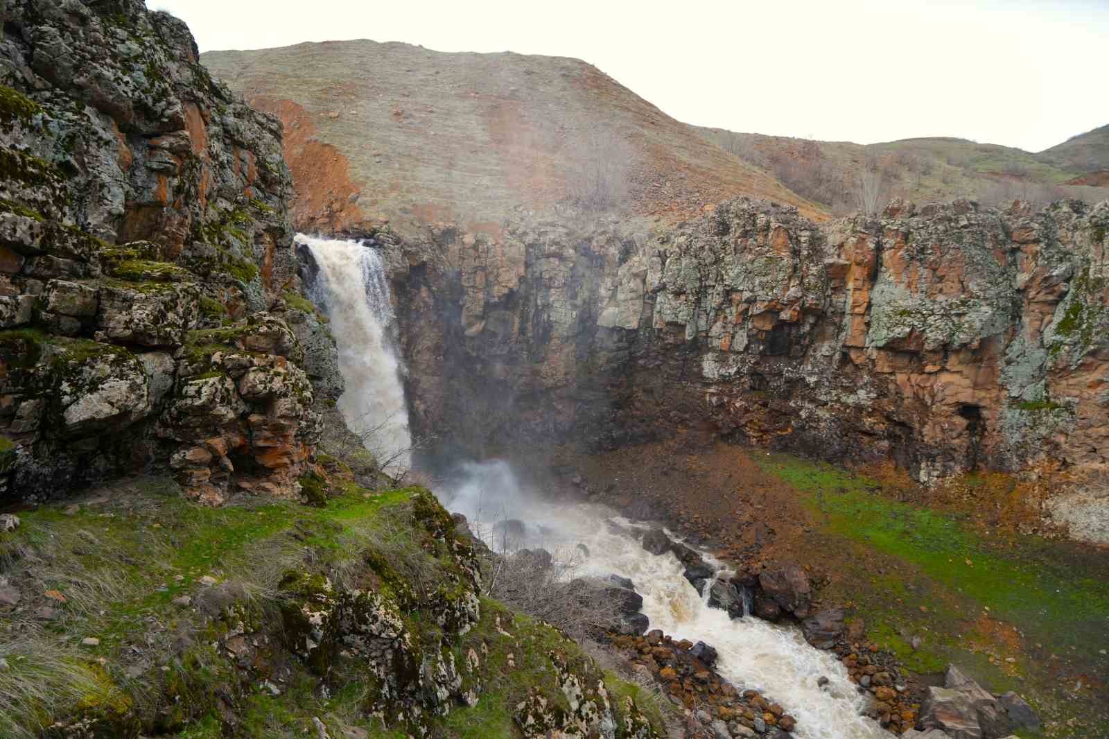 Muş’ta kar sularının erimesi ile şelale ve akarsular coştu
