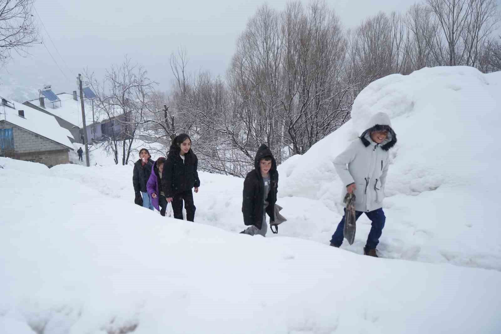 Muş’ta kar üstünde bayram sevinci

