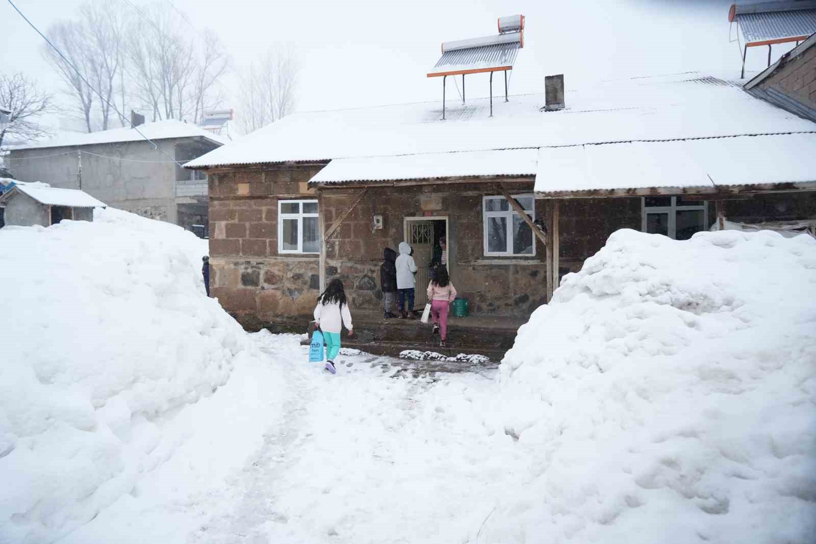 Muş’ta kar üstünde bayram sevinci

