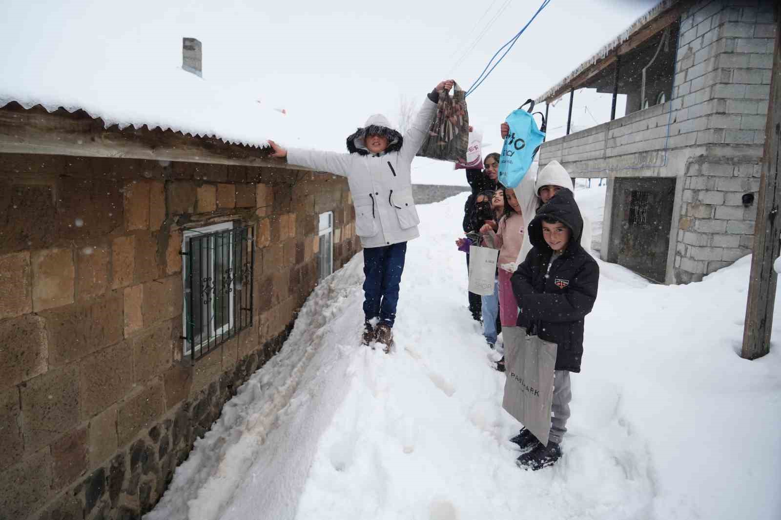 Muş’ta kar üstünde bayram sevinci
