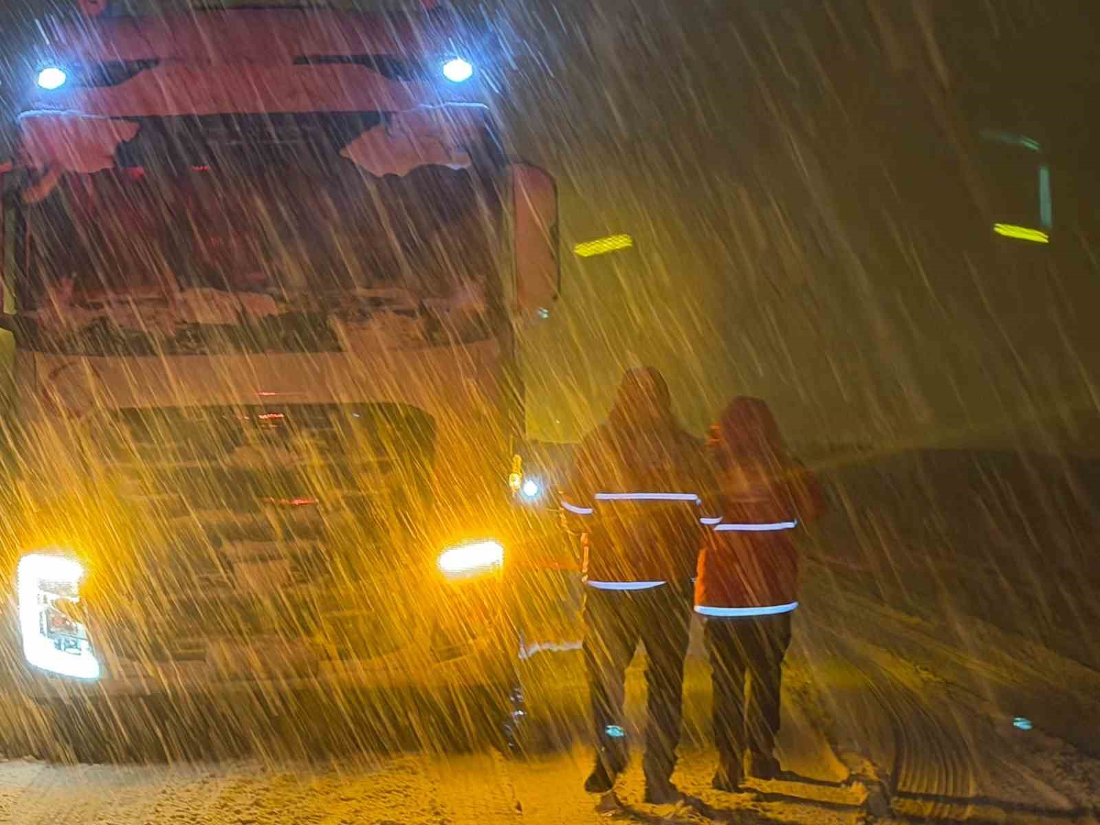Muş’ta kar ve tipi: Yolda mahsur kalan 180 kişinin imdadına Kızılay yetişti
