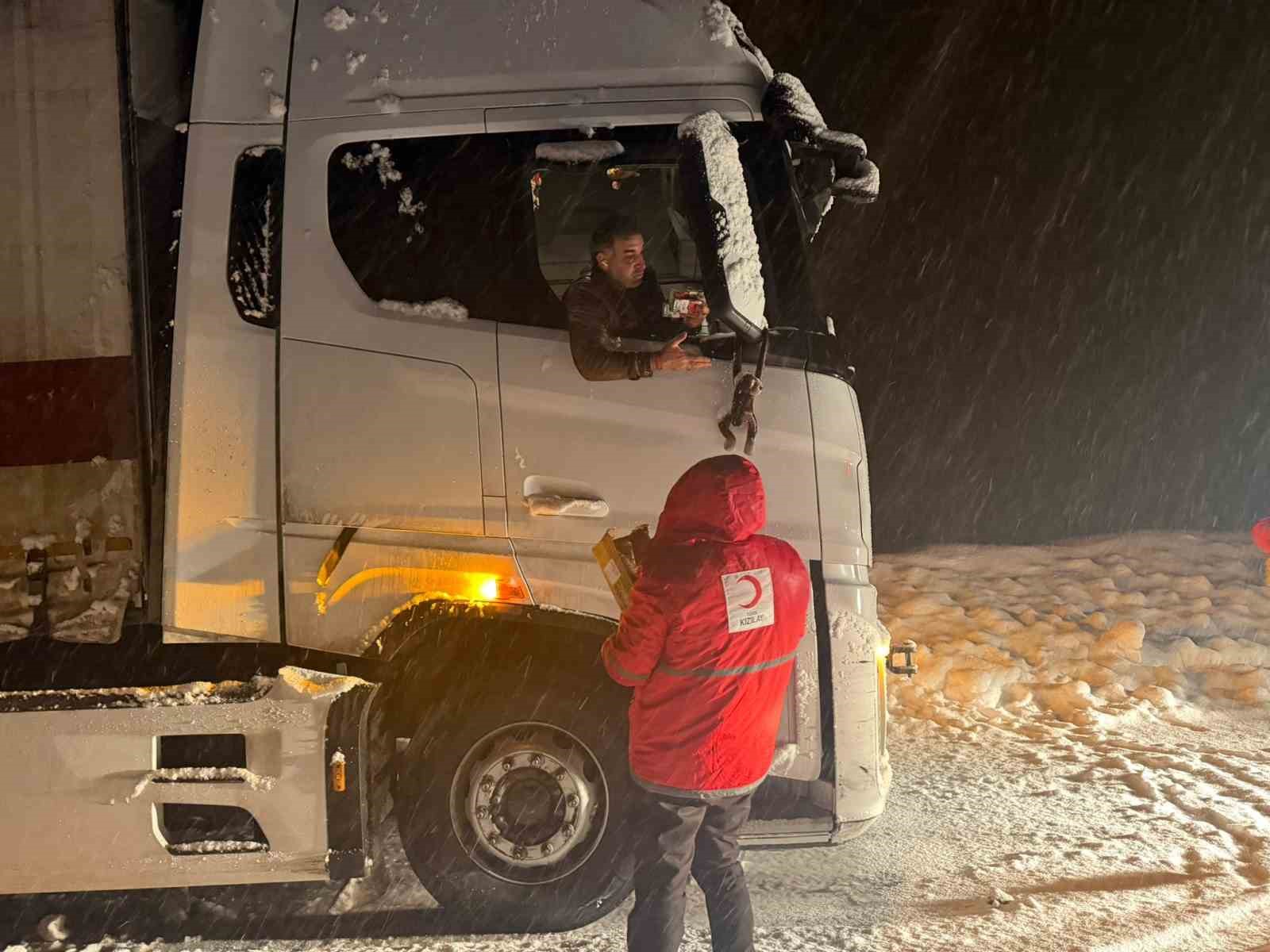 Muş’ta kar ve tipi: Yolda mahsur kalan 180 kişinin imdadına Kızılay yetişti
