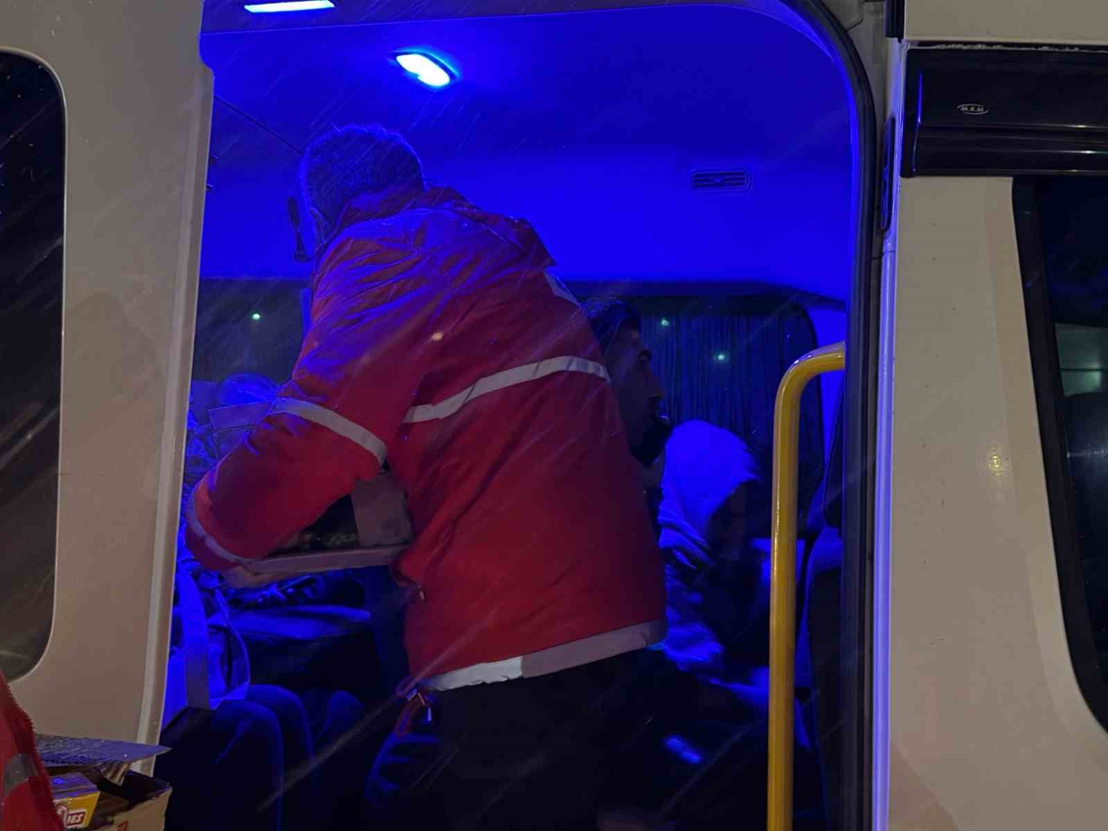 Muş’ta kar ve tipi: Yolda mahsur kalan vatandaşların imdadına Kızılay yetişti
