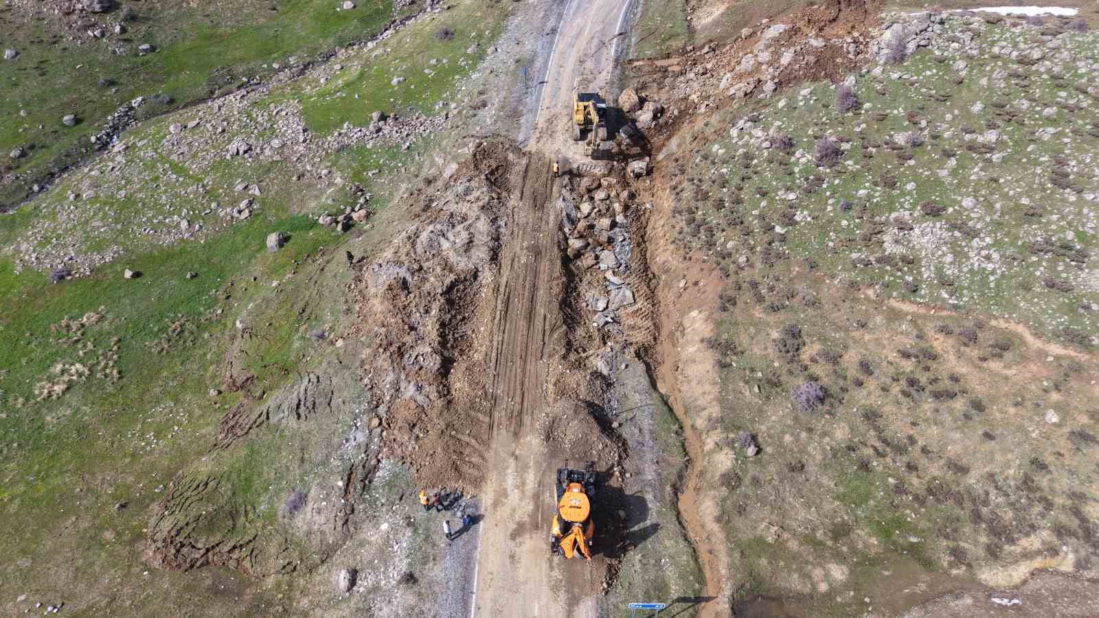 Muş’ta kara yolu çöktü

