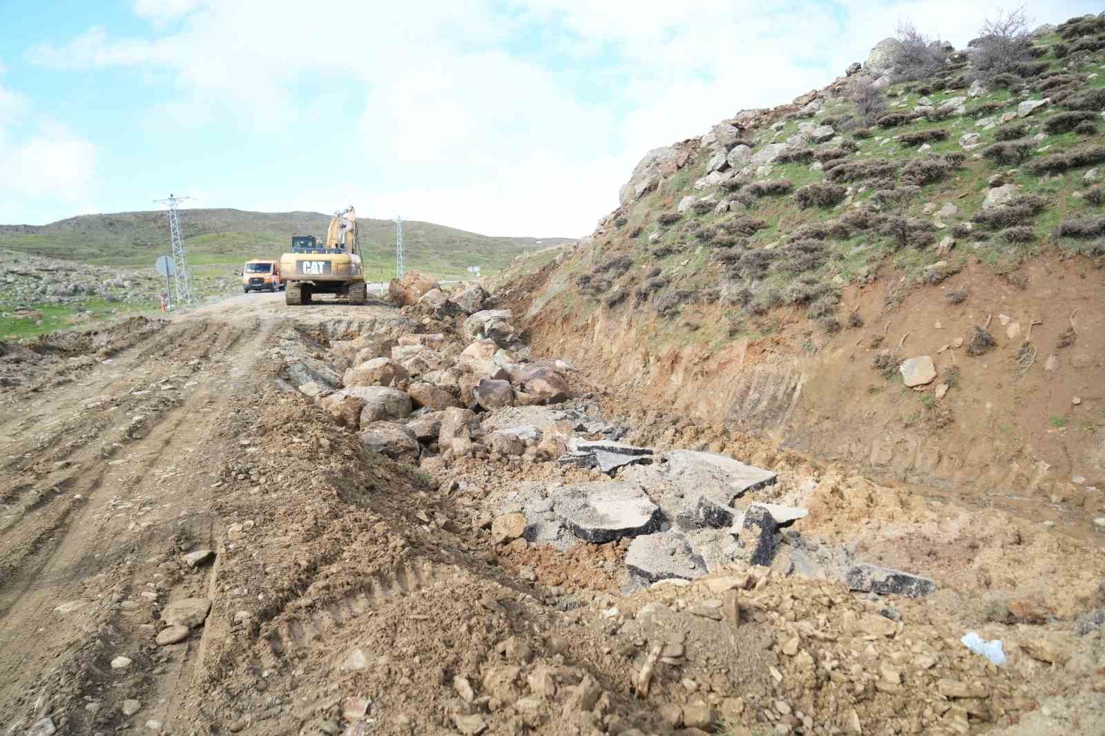 Muş’ta kara yolu çöktü
