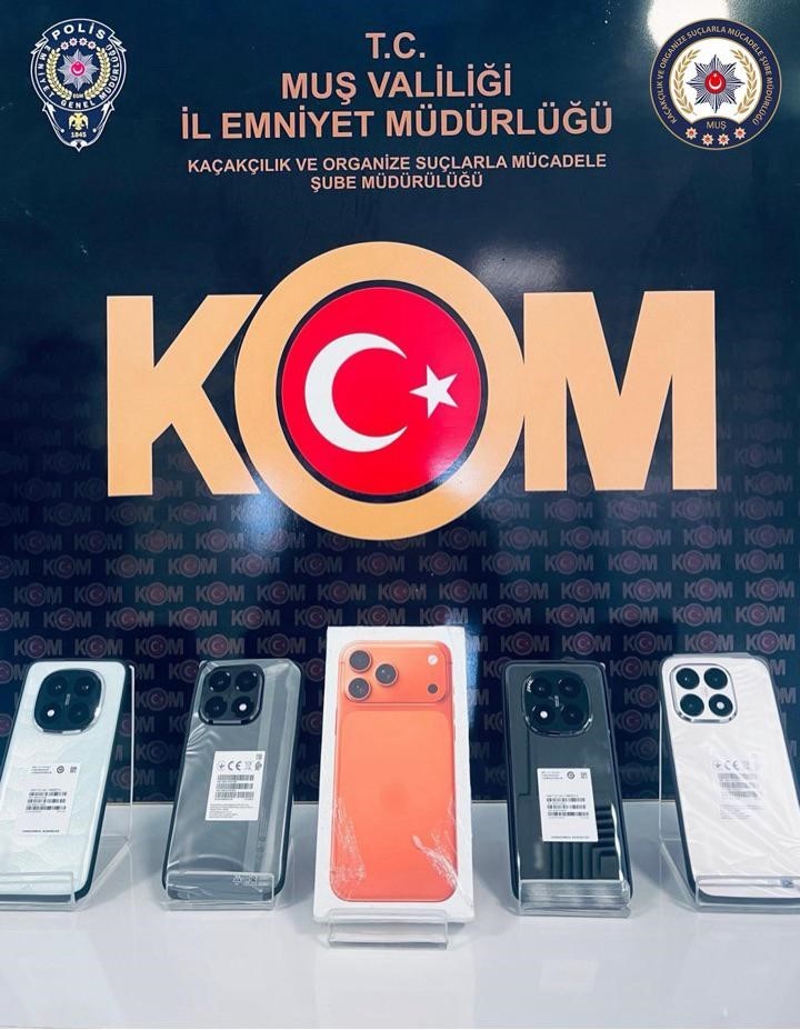 Muş’ta kargo paketinden kaçak telefon çıktı
