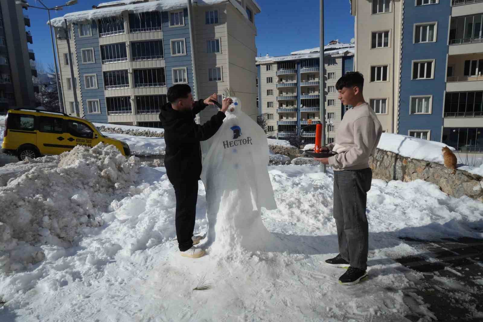 Muş’ta karı eğlenceye dönüştüren berberler, kardan adamı tıraş etti
