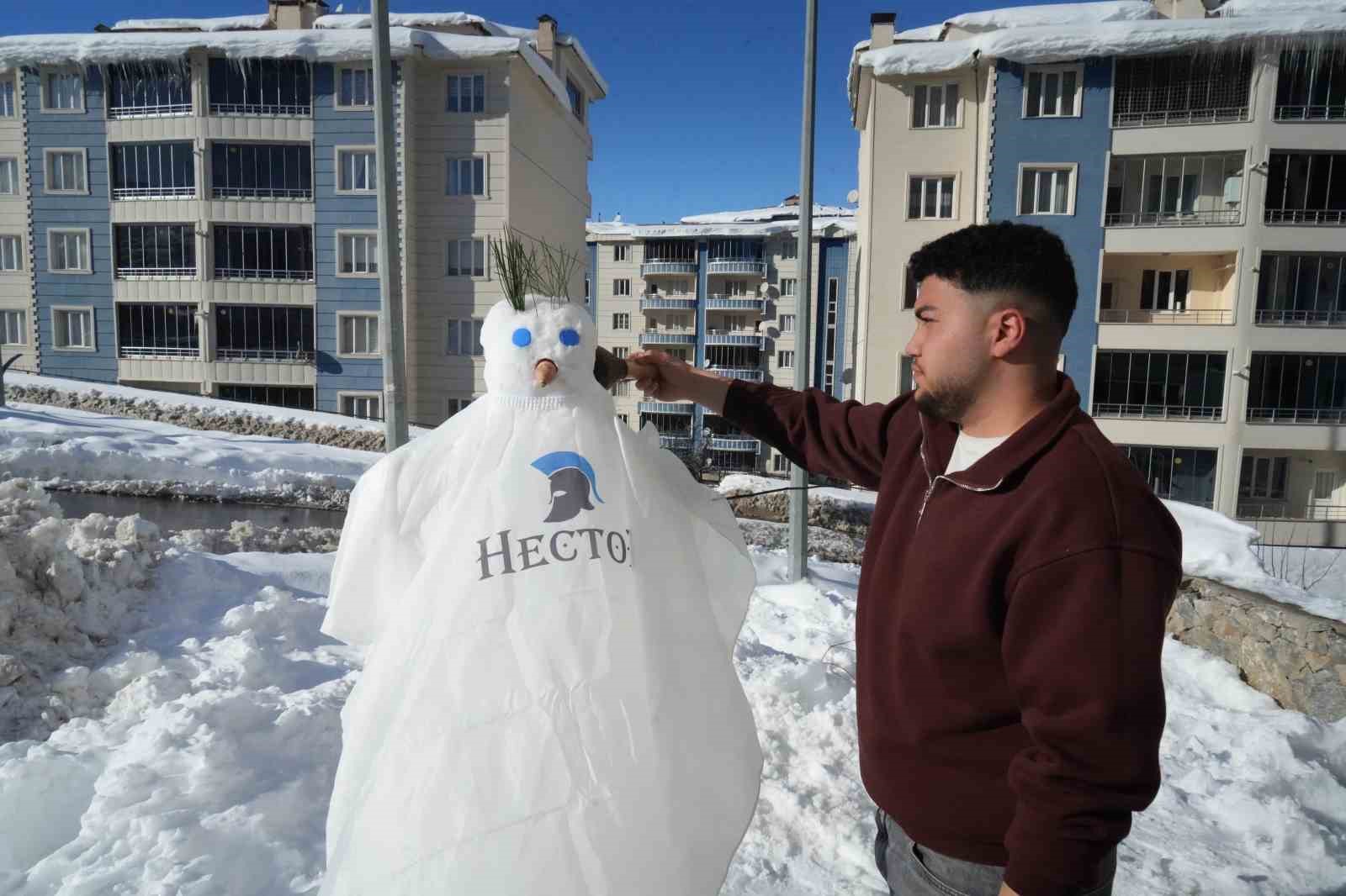 Muş’ta karı eğlenceye dönüştüren berberler, kardan adamı tıraş etti
