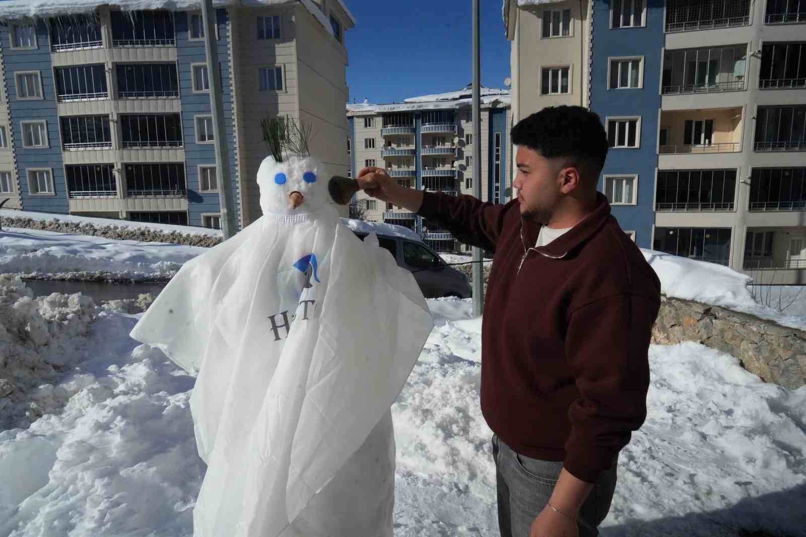 Muş’ta karı eğlenceye dönüştüren berberler, kardan adamı tıraş etti

