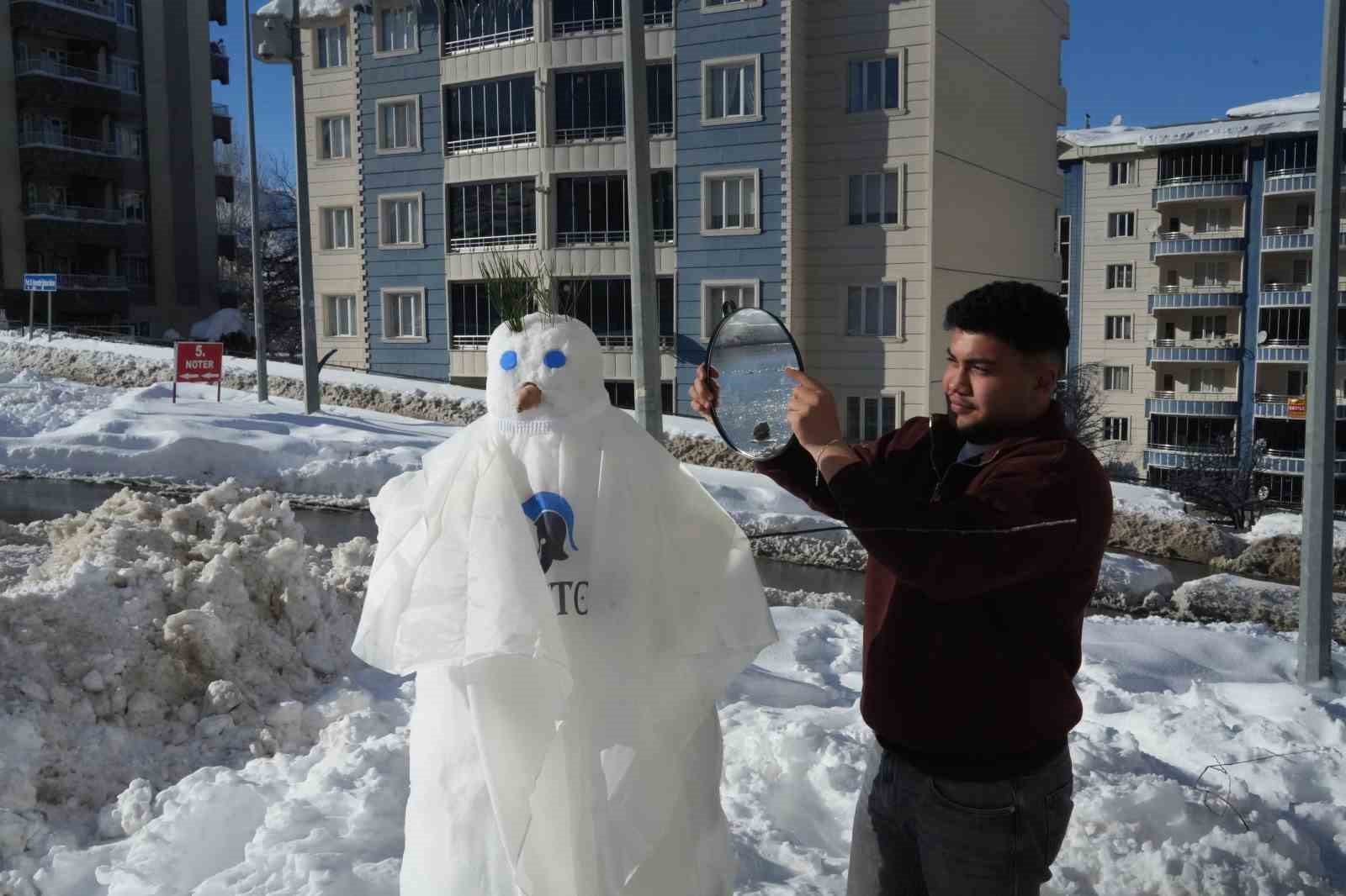 Muş’ta karı eğlenceye dönüştüren berberler, kardan adamı tıraş etti

