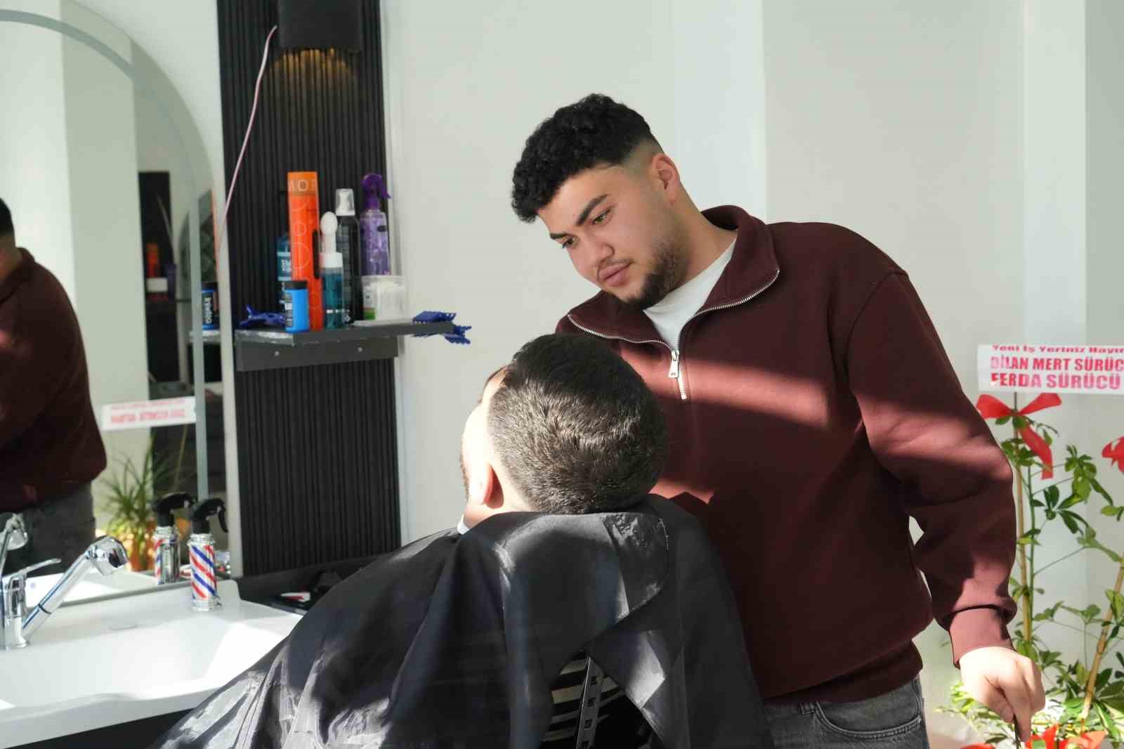 Muş’ta karı eğlenceye dönüştüren berberler, kardan adamı tıraş etti
