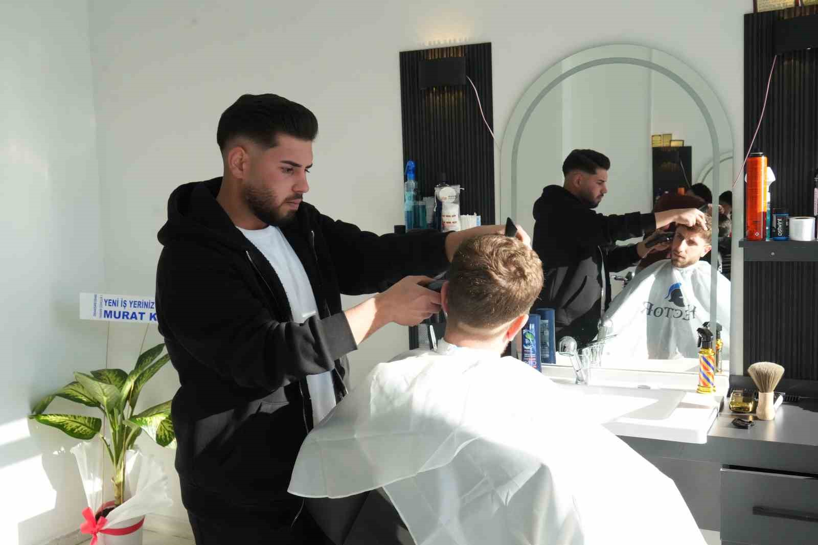 Muş’ta karı eğlenceye dönüştüren berberler, kardan adamı tıraş etti
