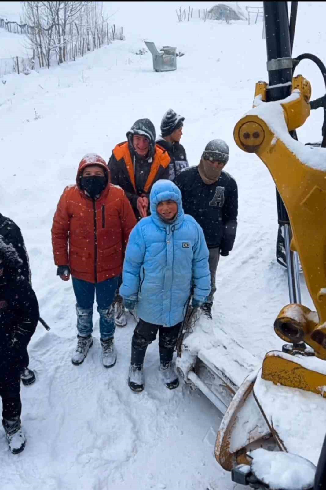 Muş’ta kepçe operatörü çocuklar arasında yürekleri ısıtan diyalog
