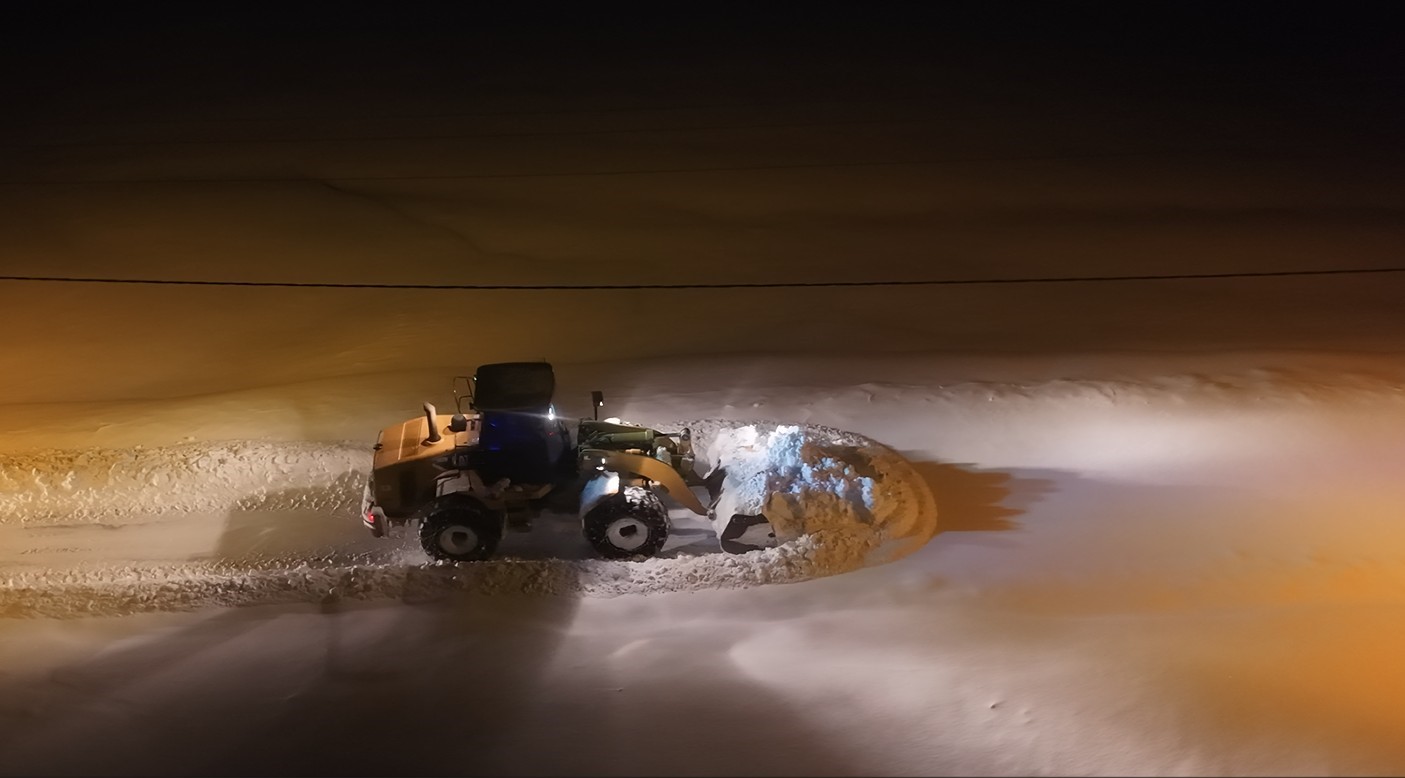 Muş’ta köy yollarında gece mesaisi: Ekipler 7/24 sahada
Muş’ta köy yollarında gece mesaisi: Ekipler 7/24 sahada