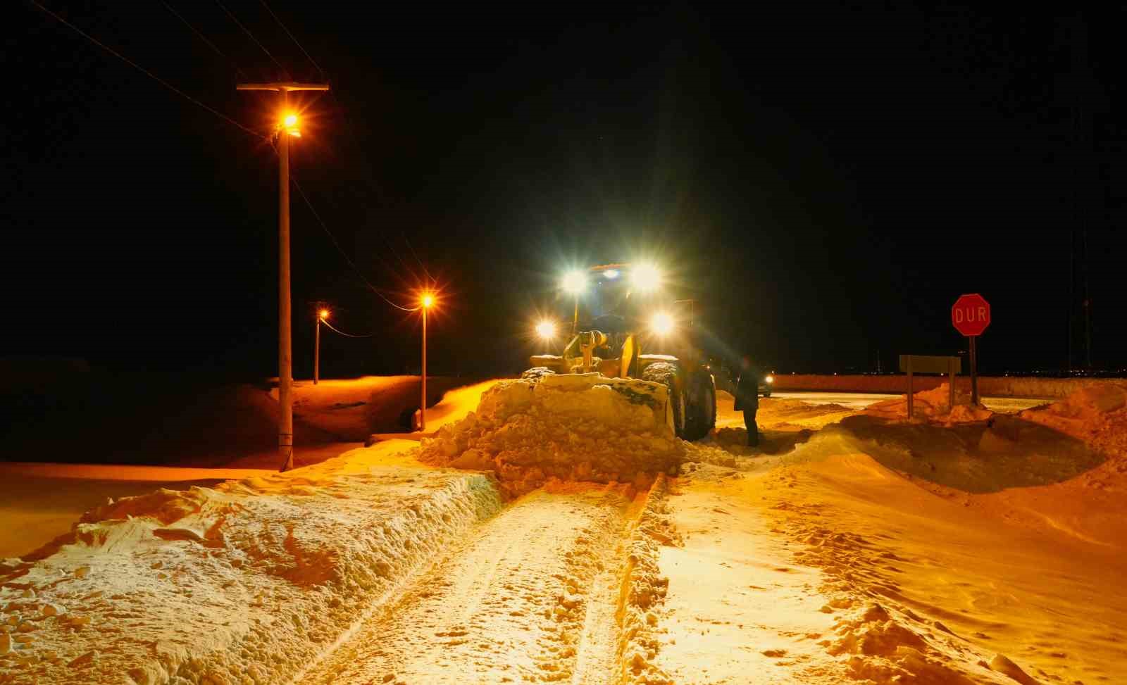 Muş’ta köy yollarında gece mesaisi: Ekipler 7/24 sahada
Muş’ta köy yollarında gece mesaisi: Ekipler 7/24 sahada