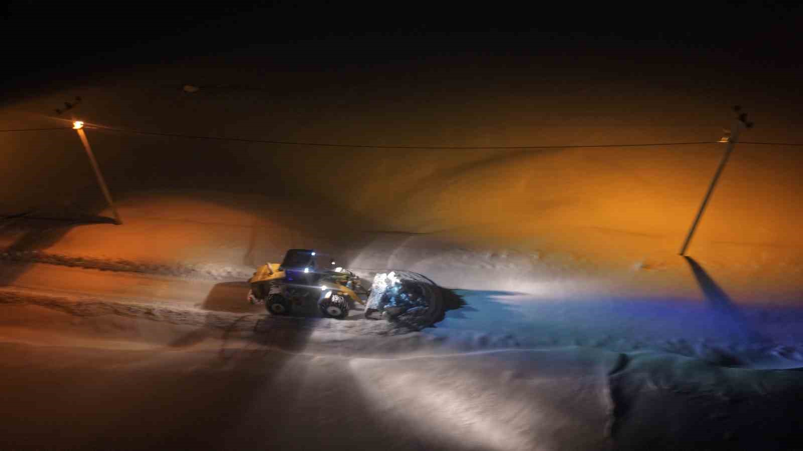 Muş’ta köy yollarında gece mesaisi: Ekipler 7/24 sahada
Muş’ta köy yollarında gece mesaisi: Ekipler 7/24 sahada